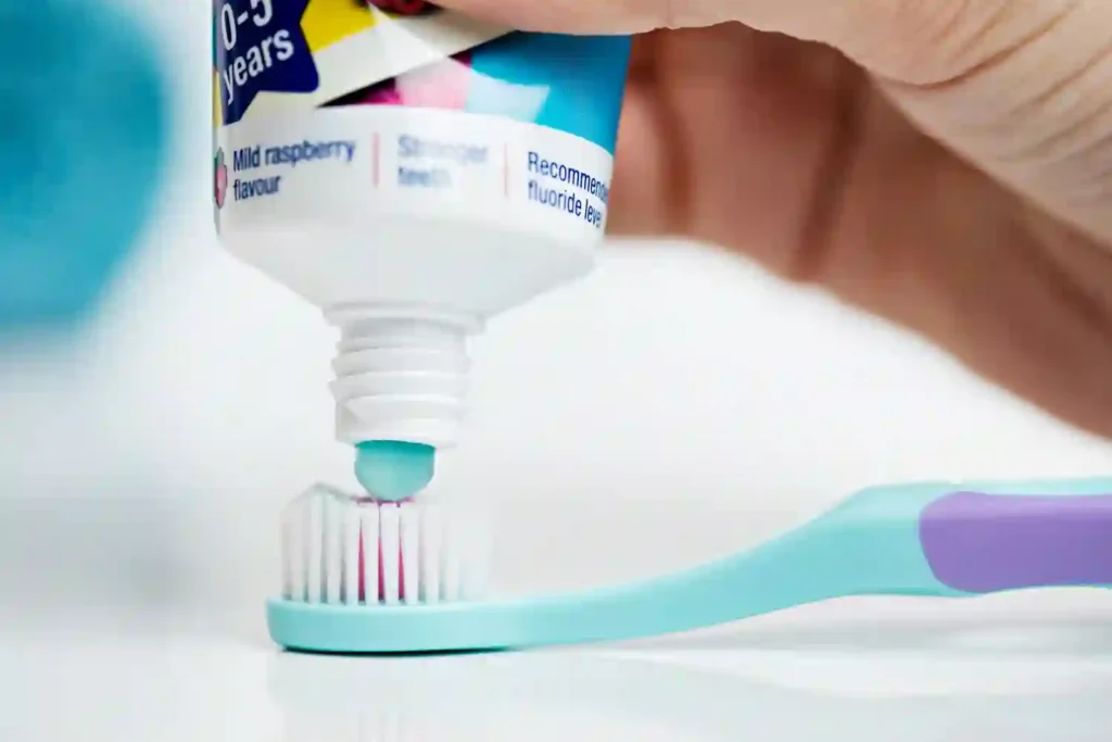 مقدار صحیح خمیر دندان کودک روی مسواک به اندازه نخود