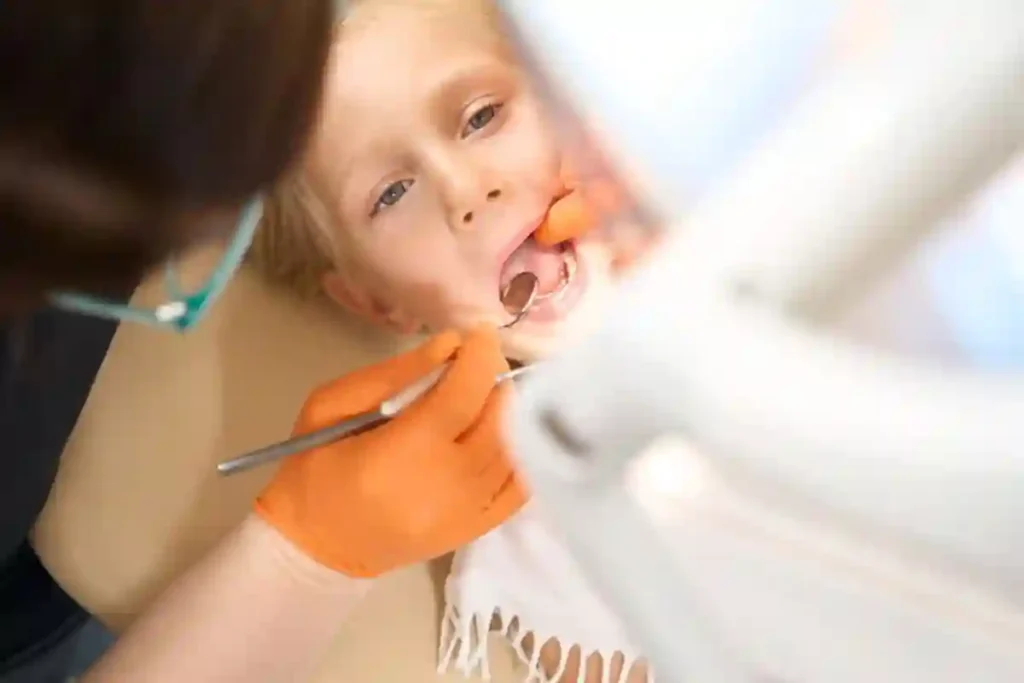 معاینه دندان کودک توسط دندانپزشک متخصص کودکان